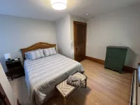 Renovated charmer in the heart of Decorah’s Park District Hotel di Decorah