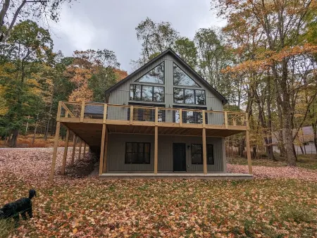 Clover House at Alpine Lake with pool access. Отели рядом с достопримечательностью «Alpine Lake»