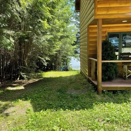 Lakefront Hemlock house on 3 acres, 5-Bdrm retreat on private lake, near casino