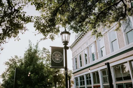 Large House  - Comfy King Bed & Big Yard - Near Round Rock Donuts Отели рядом с достопримечательностью «Kalahari Indoor Water Park»