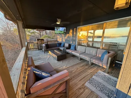 Blue Cottage at Sunset Cove, Bunk room 2 story dock! Best views!