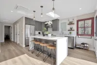 2-Bedroom 2 Bath Vacation Home Walking Distance to Fashion Island