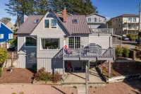 Delightful 6-bedroom house close to beach and casino with WiFi in Lincoln City