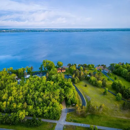 Breezy Hills - Unit 3; Lake Bemidji, King Bed, Kayaks, PB Trail Private Access