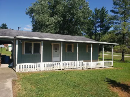 Corner Cottage near Hocking Hills, WNF, Ohio University, and Hocking College Отели в г. Уорд Тауншип