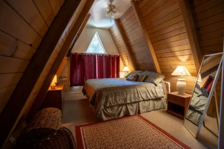 The Chalet at Agency Lake Отели рядом с достопримечательностью «Train Mountain Railroad Museum»