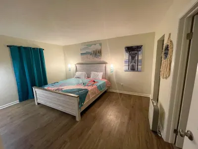 Lovely 2 bedroom condo walking distance to Beach Condominium - Entire home