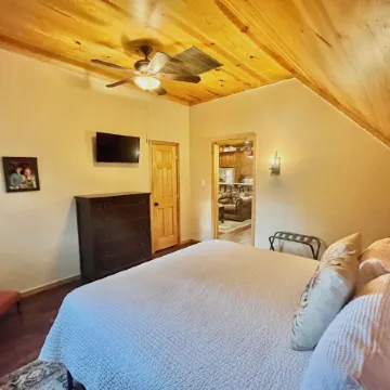 Big Mountain Views,  Minutes to Wineries, Hot Tub