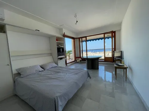 Penthouse for 2, top location, sea view, parking, elevator, air conditioning.