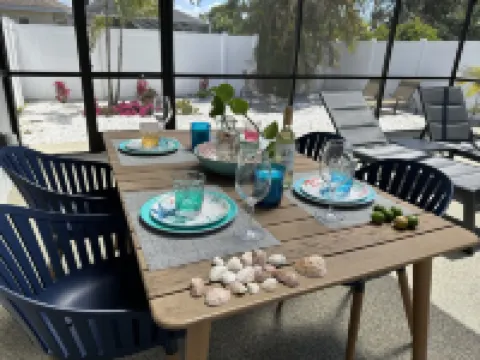 SunCoast Luxury Estates-New, Spacious,  Large Heated Pool, 10 min to the Beach