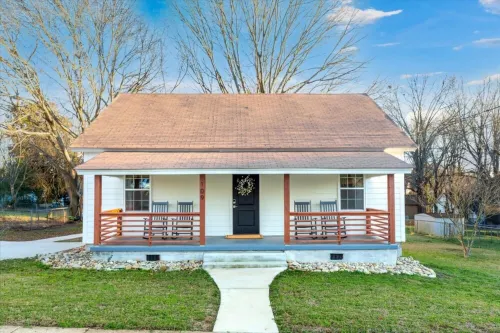The Cotton Mill Cottage - charming 2 bedroom blocks from downtown Simpsonville Hotels in Simpsonville