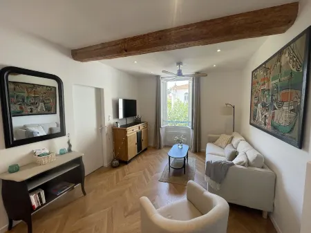 Just a stone's throw from the port and 300 m from a cove. Отели в г. Пор-Вандр