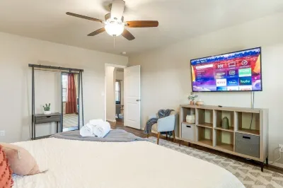 Modern Home Near Rose District: KING Bed, Hot Tub Отели рядом с достопримечательностью «Шоппинг-центр Арроу Виллидж»