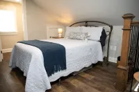 Beautiful Bristol Bungalow w/ Firepit- 5 mins to downtown & 6 mins to Casino - 4-Star
