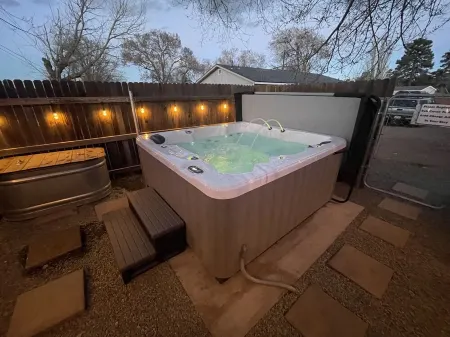 Heart Trail Lookout Unit 2 BRAND NEW 2024 HOT TUB and “The Griz” Cold Plunge! Отели в г. Коконино