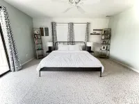 Modern 2 bedroom/2 bath Condo 3 miles from Sunset Beach