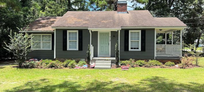 Super Cozy Cottage is updated, fully stocked and close to Downtown Thomasville! Hotels in Thomas County