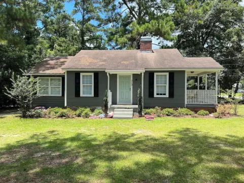 Super Cozy Cottage is updated, fully stocked and close to Downtown Thomasville!
