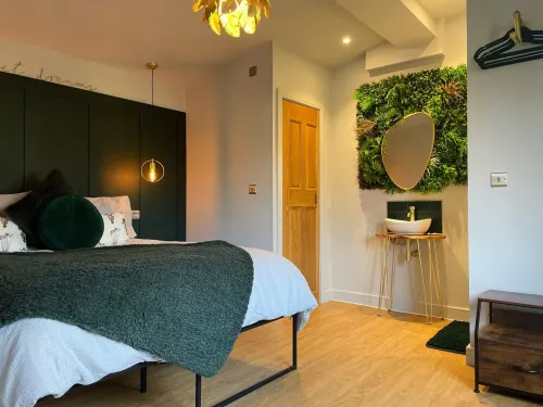 Looking for a romantic escape in the countryside, with outdoor bathtub !