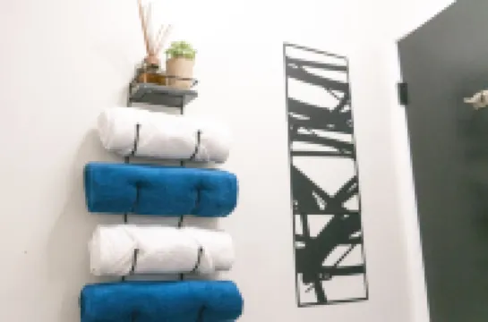 Modern 2Br Casita. Near I-40. Perfect for Work Stays & Pets! 韋瑟福德酒店