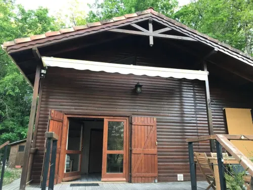 Chalet au Milieu de la Forêt Avec lac à Proximité