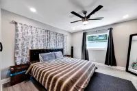 Sleeps 15/ Private Beach & Heated pool /mins to Tampa /Bush Gardens/ Buccs/ Zoo Hotels in Lake Magdalene