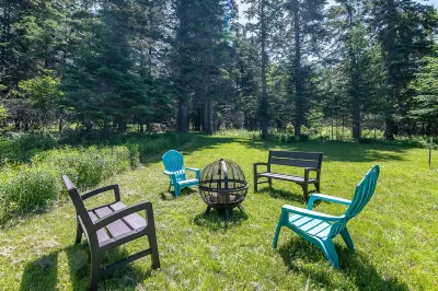 4-Season Rangeley Cabin - Wood Stove, Water Views, Fiber Internet, Game Room Quill Hill Access Road 주변 호텔