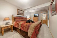 Exceptional Home Near SR Village / Best Rates / Hot Tub / Sharc / AC / Wi Fi