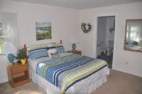 Lakefront Large Lodge in quiet bay~ Pontoon Rental Available - Wifi