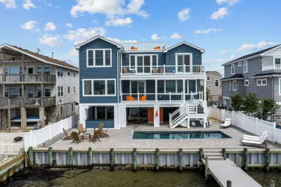 Beautiful Bayfront w/ Heated Pool & Dock.  6 Bedrooms, all w/ Ensuite Bathrooms. 長灘島附近的飯店