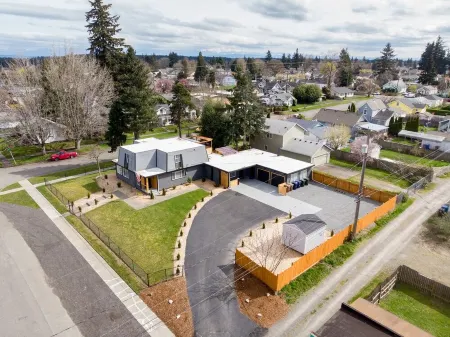 Modern 8 BR duplex in Tacoma! -Both sides included