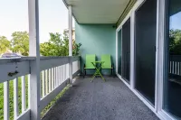 Modern Bliss 0.8 miles to beach/ monthly discount Digital nomad friendly