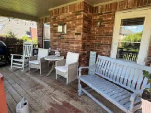 Cozy, cute studio! Safe and quiet neighborhood, Comfy bed; Near downtown!