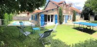 The longère de Mayrinhac with its private swimming pool Vailhourles 호텔