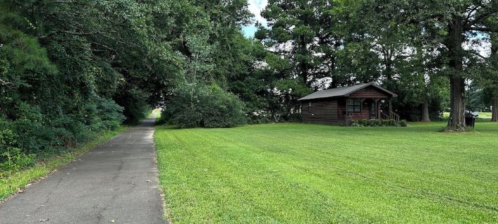 Fox Run Cabin with WiFi Right on 130 Mile Hike-Bike and Equestrian Trail. Hotels in Bowie County