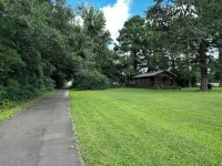 Fox Run Cabin with WiFi and AC right on 130 mile Hike-Bike and Equestrian trail. Hotels near County Line Holiness Church