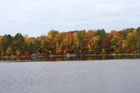Sandy beach, quiet lake, great fishing & beautiful sunsets w/2 kayaks & gameroom