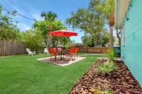 Corner-Lot 3 Bedroom House, renovated, short walk to the beach!
