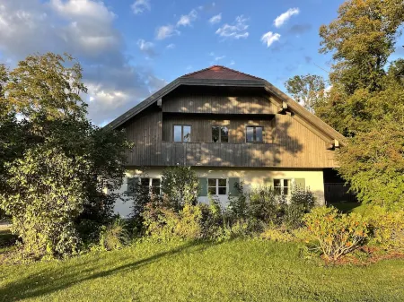 Beautiful vacation home in a large park with mountain views Отели рядом с достопримечательностью «Lidl»