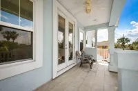 4 blocks from beach! spacious getaway w game room, outdoor kitchen. Kid-friendly - Jacuzzi