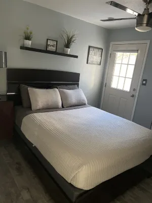 Cozy little place 15 min from the strip