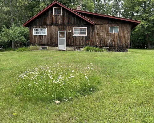 Vintage 1920s Speakeasy Cabin Overlooking the Sandy Shores of Swan Lake! イタスカのホテル