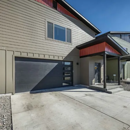 Large Townhome, Fenced Yard, 4 Miles to Downtown & MSU, A/C, Walking Trails