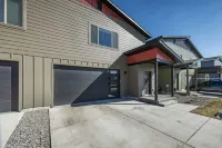 Large Townhome, Fenced Yard, 4 Miles to Downtown & MSU, A/C, Walking Trails 보즈먼 호텔