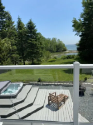 Bright waterfront home, 20 minutes to Acadia. Hot tub