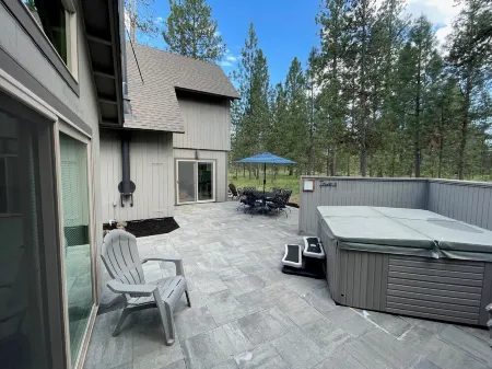 10 STAR RATING! Hot Tub/Bonus Room/Sleeping Loft/AC/SHARC/Bikes- Newly Remodeled