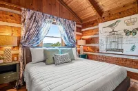 Winter escape Parking 6mi to Dollywood 2mi to The Island! Great View! King Beds! Hotels near Talking Turkey Studio