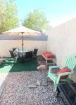 Cozy Relaxing Retreat with private yard only 20mins from the Las Vegas Strip!