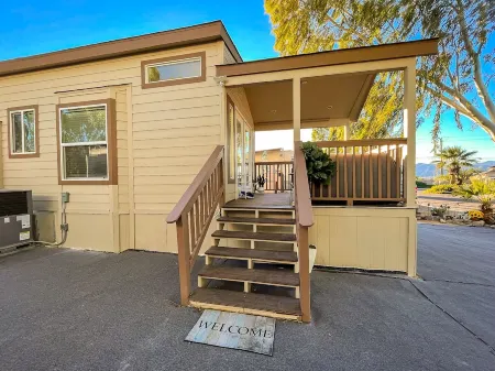 Stylish Oasis Tiny Home Pool Hot Tub Pickleball Bullhead City 10 min to Laughlin