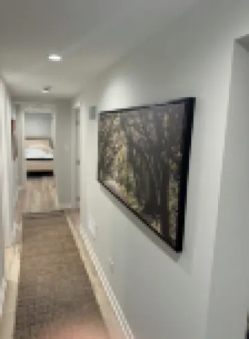 Space&style New rehab, first flr + bsmt of duplex, driveway prkng, walk to train